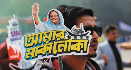  ?? | PHOTO : MOHAMMAD PONIR HOSSAIN, REUTERS ?? Un étudiant tenant une pancarte de la Première ministre Sheikh Hasina, jeudi à Dacca.