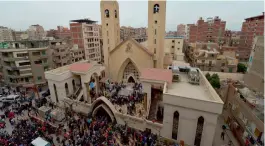  ??  ?? People throng the Mar Girgis Coptic Church in Tanta, 120 km north of Cairo, after a bomb struck worshipper­s gathered to celebrate Palm Sunday. — AFP