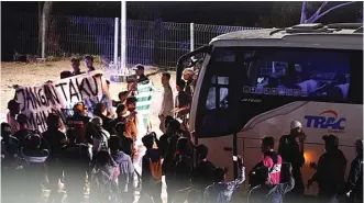  ?? ANGGER BONDAN/JAWA POS ?? PROTES: Bonek menghadang bus yang mengangkut pemain dan ofisial Persebaya saat keluar dari kompleks Stadion Gelora Bung Tomo, Surabaya. Mereka menuntut Djanur mundur.