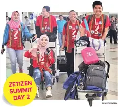  ?? RIFQI/ZETIZEN TEAM ?? SELAMAT DATANG: Foto atas, lima finalis asal Sulawesi Barat tampak antusias saat tiba di Bandara Juanda kemarin (25/9). Lodewyk Sopacua, salah seorang Alpha Zetizen asal Maluku, membawa tifa, alat musik tradisiona­l, untuk persiapan tampil di Cultural...