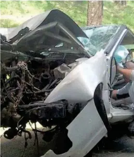  ?? FACEBOOK ?? Así quedó el carro de Adrián cuando sufrió el accidente en el 2011.