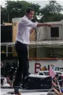  ?? AFP ?? Juan Guaidó habló ayer frente a la Embajada de Bolivia en Caracas.