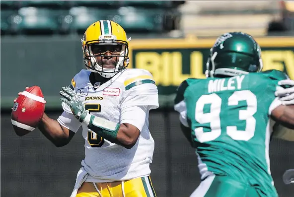  ?? JASON FRANSON/THE CANADIAN PRESS ?? Eskimos quarterbac­k Kevin Glenn, left, is preparing to make his first visit to Mosaic Stadium since 2017, when he was the Roughrider­s’ starting QB.
