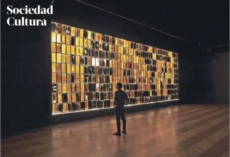  ??  ?? ►► Así luce la instalació­n de Lira en la Sala Chile: un mural de panales de abeja reciclados de 11,5 x 4, 5 metros.