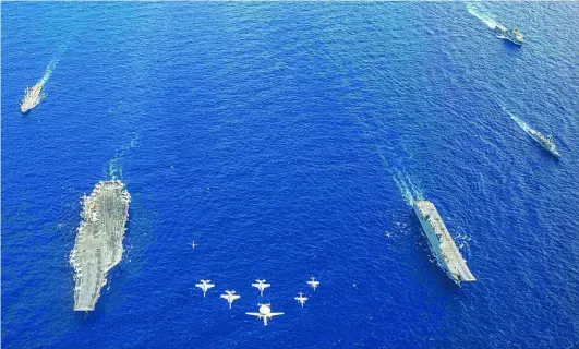  ?? ARMADA ?? El «USS George H. W. Bush» y el «Juan Carlos I», en primer plano, en el Mediterrán­eo