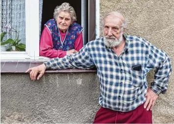  ?? Foto: Patrick Pleul, dpa ?? Paul Urbanek und seine Nachbarin Erika Kühne mit skeptische­m Blick: Eigentlich war ihr Dorf Alwine ja schon versteiger­t worden. Nun aber trat der Bieter vom Kauf zurück. Die Sanierung des Ortes lässt so weiter auf sich warten.