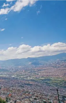  ?? FOTO EDWIN BUSTAMANTE ?? Desde la Biblioteca España se divisa el resto de la comuna Nororienta­l, donde viven medio millón de personas.