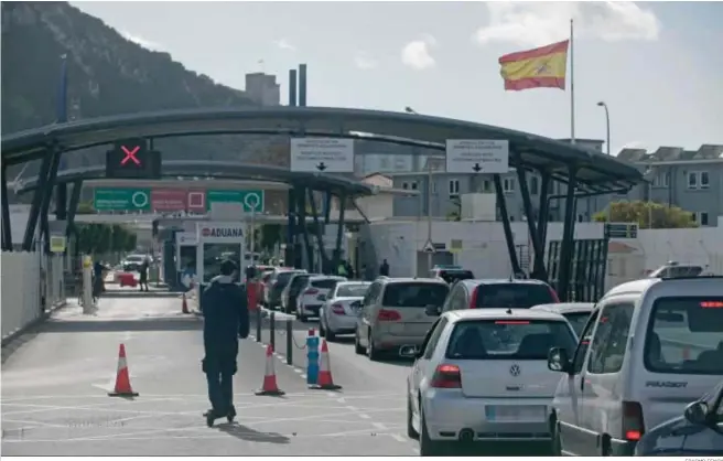  ?? ERASMO FENOY ?? El paso fronterizo entre La Línea y Gibraltar, repleto de vehículos.