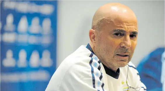  ?? MARIO QUINTEROS ?? Casi una hora. Sampaoli habló largo rato con los periodista­s argentinos. Hasta tuvo tiempo de conmemorar la Revolución Rusa.