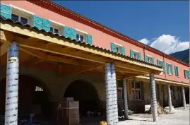  ?? (Photo K. L) ?? L’école de Roquebilli­ère est actuelleme­nt en travaux. Le maire, Gérard Manfredi s’adresse aux parents : « Moins le nombre d’élèves sera grand et plus la sécurité de tous sera améliorée ».