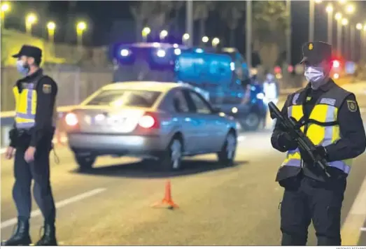  ?? ANTONIO PIZARRO ?? Agentes de la Policía Nacional, anoche, en un control en Montequint­o para hacer cumplir el toque de queda y las normas de movilidad.