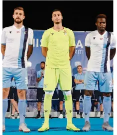  ?? GETTY ?? Acerbi, Strakosha e Caicedo con le maglie dell’anno scorso