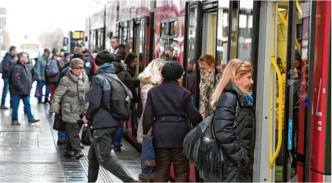  ?? Foto: Silvio Wyszengrad ?? 62 Millionen Fahrgäste haben die Stadtwerke pro Jahr. Fünf Prozent aller Fahrten werden mit einem Bartarif der Preisstufe 1 bestritten – diese Fahrten werden ab 2018 dop pelt so teuer werden, außer das Kurzstreck­enticket greift.