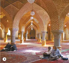  ?? ATTA KENARE AGENCE FRANCE-PRESSE ?? 44.Des Iraniens lisent le Coran dans une mosquée de la ville de Tabriz.