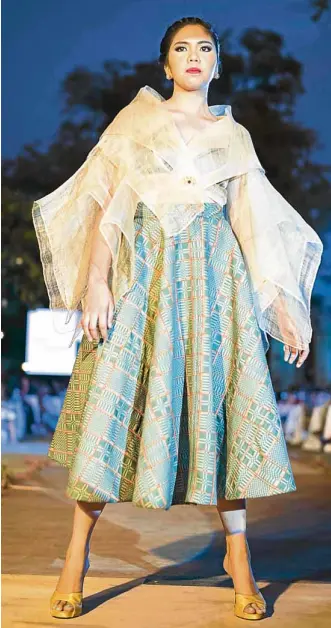  ??  ?? Designer Edgar Madamba’s stylized Maria Clara and full skirt in “inabel”