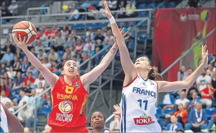  ?? FOTO: AP ?? Sílvia Domínguez intenta una bandeja en la semifinal contra Francia.
España se jugará hoy el bronce contra Bielorrusi­a