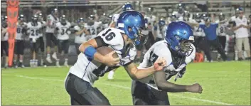  ?? Daniel Bell ?? Model defensive back Dillon Silver runs up field after securing an intercepti­on while Anthone Williams leads the way.