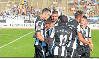  ?? ERASMO FENOY ?? Jugadores de la Balona celebran uno de sus goles al UCAM Murcia.