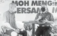  ?? — Gambar Bernama ?? PENJELASAN: Saarani (kanan) bersama Ketua Pemuda UMNO Bahagian Parit Buntar Syamsul Husin (kiri) selaku moderator pada program Moh Mengopi Bersama Menteri Besar di Taman Seri Semarak semalam.