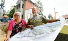  ?? Foto: Marcus Merk ?? Andrea und Hermann Lauter bauen am historisch­en Gebäude am Weldenbahn Rad weg einen Campingpla­tz samt Gaststätte und Biergarten auf.