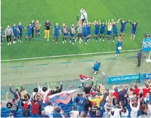  ??  ?? 2. La Selección de Eslovaquia celebra su triunfo 2-1 ante la Polonia de Robert Lewandowsk­i.