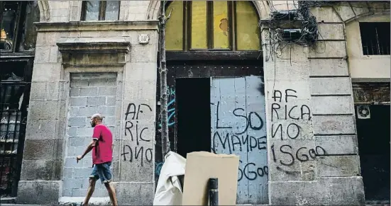  ?? ÀLEX GARCIA ?? Fachada del número 14 de la calle Príncep de Viana, del narcoedifi­cio, a apenas una manzana del remozado mercado de Sant Antoni