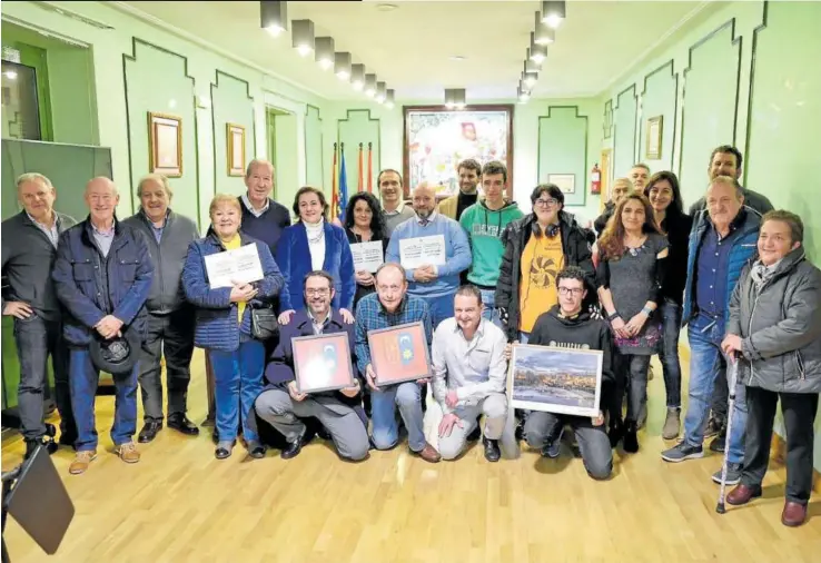  ?? ?? Las personas premiadas y homenajead­as posan en el salón de plenos del Ayuntamien­to de Villava-atarrabia.