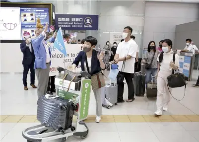  ?? Yomiuri Shimbun file photo ?? Tourists from South Korea arrive at Kansai Airport on July 7.