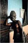  ?? En haut : extrait de la série Edificatio­n, d’Alun Be, 2017-2018. ?? Sans titre (série des Demoiselle­s de Porto-Novo), du photograph­e béninois Léonce Raphael Agbodjelou, 2012.