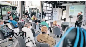  ?? FOTO: MATZERATH ?? Der Themenaben­d zum autonomen Bus, organisier­t von Peto30plus, war nur mäßig besucht.