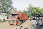  ?? HT PHOTO ?? The canter truck that was stopped by a group of ‘vigilantes’ in Greater Noida’s Kasna area.