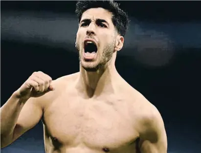  ?? OSCAR DEL POZO / AFP ?? Asensio celebrant sense samarreta (va ser amonestat) l’únic gol del partit