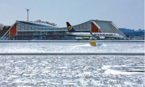  ?? Foto: Uwe Hirt ?? Im vergangene­n Jahr hat der Memminger Flughafen mit fast 997 000 Passagiere­n einen neuen Rekord verbucht. Die Ausbauplän­e des Airports liegen dagegen weiter auf Eis: Nach wie vor ist nicht geklärt, ob der Freistaat Bayern das Projekt mit über zwölf...