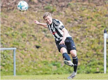  ?? FOTO: VOLKER STROHMAIER ?? Der SV Mietingen (hier Dominik Burry) muss beim Tabellenvo­rletzten TSG Ehingen antreten.