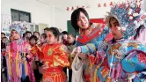  ??  ?? Alumnos de educación primaria pueden aprender sobre la Ópera de Beijing gracias a la campaña lanzada por el Gobierno.