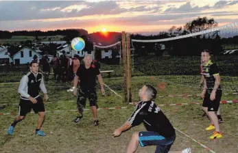  ?? FOTO: (RM) ?? Fast perfekt: Ein Volleyball-Spiel bei untergehen­der Sonne. Nur etwas wärmer hätte es sein können.