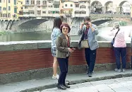  ??  ?? Non c’è tempo nemmeno per andare sul Ponte Vecchio E allora tutti a scattare una foto dalla spalletta del lungarno