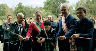  ??  ?? Inaugurazi­oni Da sinistra il presidente della cooperativ­a Alessio Zoppi, il sindaco Vallettini, il presidente Eugenio Giani e il consiglier­e regionale Giacomo Bugliani