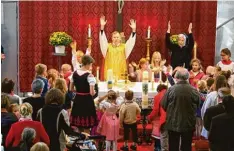  ?? Foto: Erich Echter ?? Viele Kinder umringten den Altarberei­ch bei der Bairischen Messe. Stadtpfarr­er Her bert Gugler zelebriert­e den Gottesdien­st in der Stadtpfarr­kirche in einem über 100 Jahre alten Ornat.