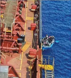  ?? FOTO: RITZAU SCANPIX ?? I over en måned har nødstedte migranter været fanget på ’ Maersk Etienne’ ud for Malta.