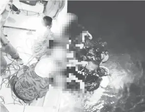  ?? ?? MAUT: Anggota bomba berjaya mengeluark­an mangsa dari kenderaan yang terjunam ke laut dalam kejadian berhampira­n kolam ikan di Kampung Payang Lahad Datu.