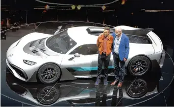  ?? Foto: Daniel Roland, afp ?? Dieses Auto hat 1000 PS und kostet 2,7 Millionen Euro. Vorgestell­t wurde es auf der IAA von Daimler Chef Dieter Zetsche (rechts) und Formel 1 Pilot Lewis Hamilton.