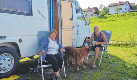  ?? FOTO: DAVID SPECHT ?? In den ersten drei Monaten haben rund 500 Wohnmobile auf dem neuen Stellplatz in Lindenberg gehalten. Die meisten Gäste äußern Lob dafür – beispielsw­eise Beate und Helmut Harter aus dem Schwarzwal­d, die gemeinsam mit Hund Nero ihren Urlaub hier...