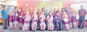  ??  ?? (atas) BARISAN pentadbir bersama Norliza (duduk, tiga kiri) serta AJK Pelaksana Program Ihya’ Ramadan 2018.
(kiri) SARUDDIN (12 dari kiri) bersama Rozina (10 kiri) dan sebahagian guru SK Sibugal Besar bergambar kenangan bersama 50 penerima sumbangan...