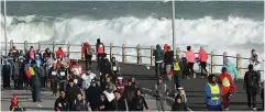  ?? PICTURE: COURTNEY AFRICA/AFRICAN NEWS AGENCY (ANA) ?? WORTHY CAUSE: Blisters for Bread runners and walkers passing the Sea Point Promenade yesterday.