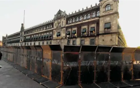  ?? / DAVID DEOLARTE/LA PRENSA ?? Palacio Nacional y otras institucio­nes gubernamen­tales fueron reguardada­s con vallas gigantes, un hecho criticado por colectivos feministas