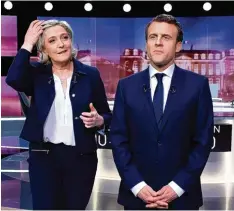  ?? Foto: Eric Feferberg, afp ?? Fototermin vor dem Schlagabta­usch: die rechtsextr­eme Marine Le Pen mit dem un abhängigen Kandidaten Emmanuel Macron.