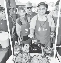  ??  ?? KELAI NENGERI SARAWAK: Ishak rambau Promosyen Gula Apong nyadi‘Signature’Produk Negeri Sarawak sereta Program Jom Buah di Medan Niaga Satok ditu, kemari.