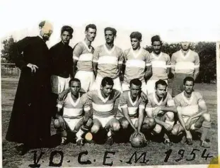  ?? Vocem/divulgação ?? O padre Aloísio Bellini com o time montado por ele em 1954; neste domingo, o Vocem precisa da vitória sobre a Matonense para chegar à Série A-3 paulista