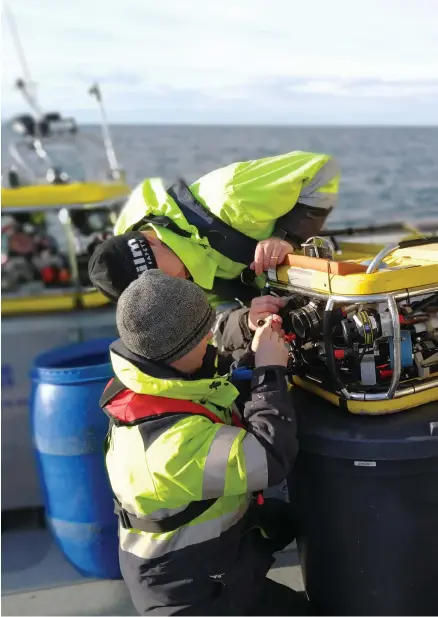  ??  ?? PILOTPROJE­KT. Här förbereds ROV:N (Remotely Operated Vehicle) som användes vid saneringen av Thetis utanför Smögen. En borr monteras på för att kunna ta sig in i skrov och tank.